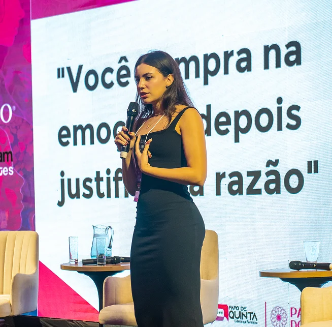 Sofia Stefanon em palestra