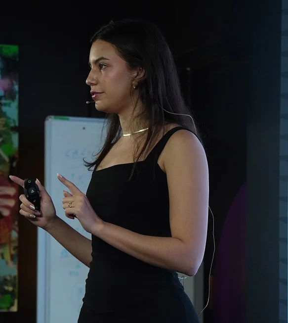 Sofia Stefanon em palestra